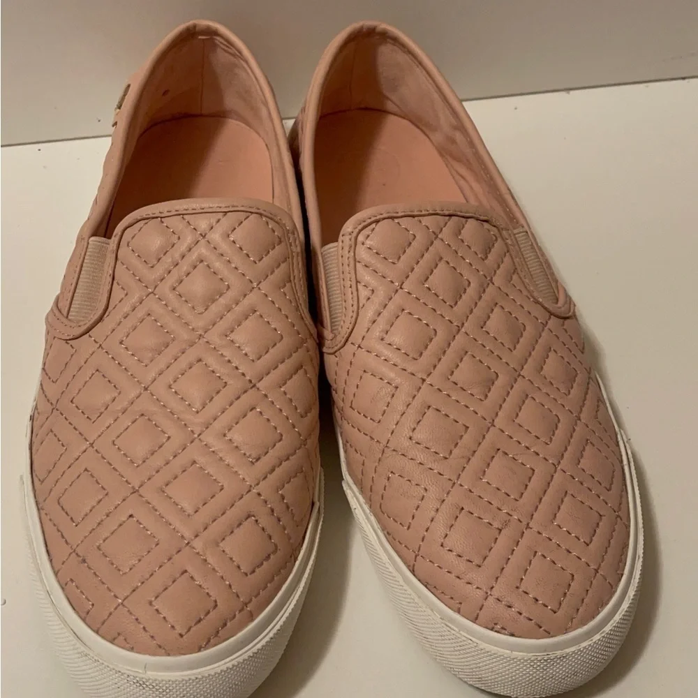 Tory Burch, beautiful pink color slippers